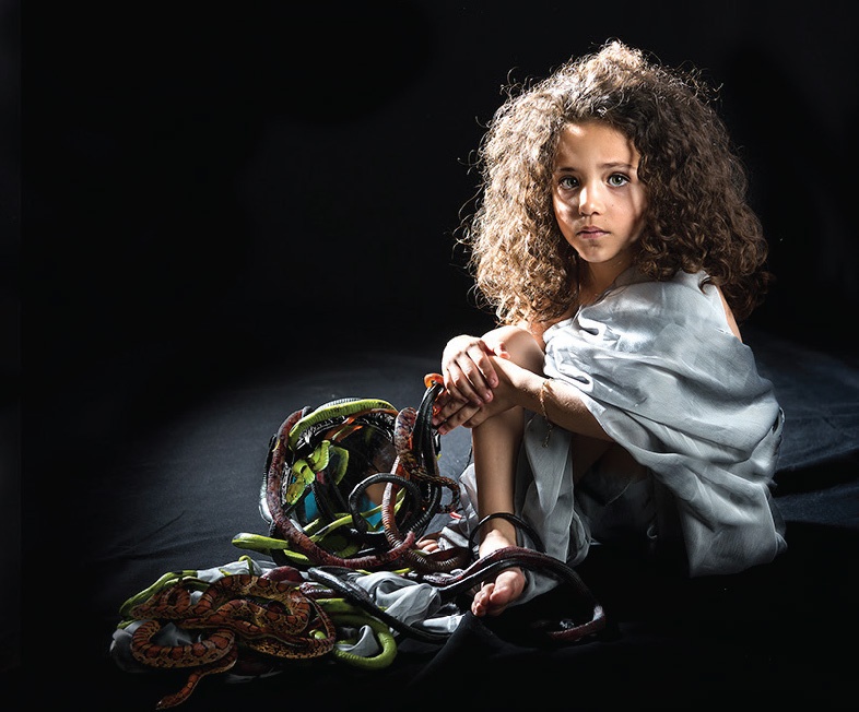 Medusa niña y la intuición de su destino